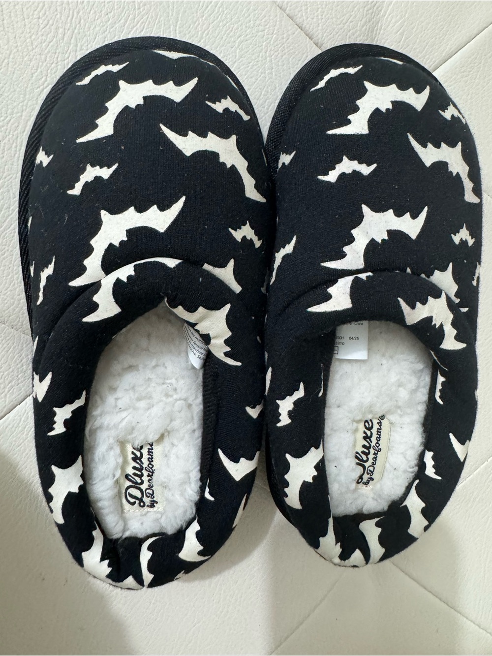 Deluxe by Dearfoam Kids Black Bat Print One-Piece Footies